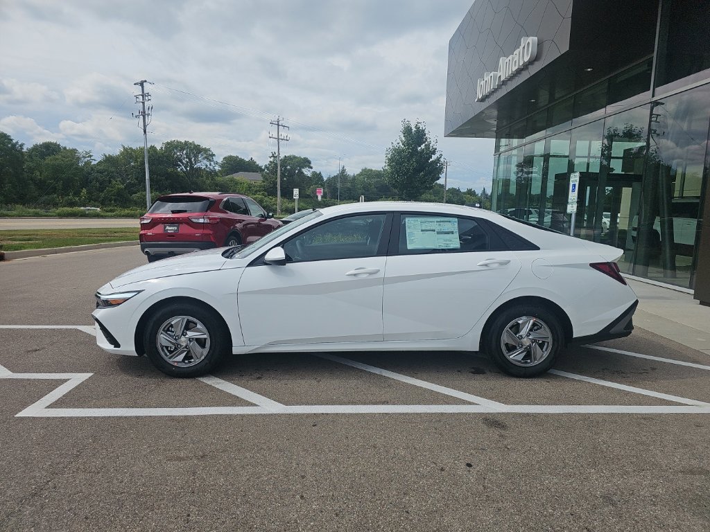 New 2026 Hyundai Elantra SE FWD image 2