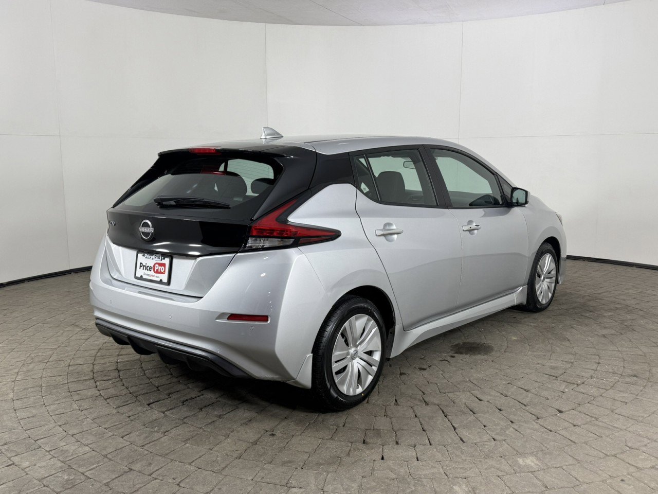 Used 2024 Nissan Leaf S image 9