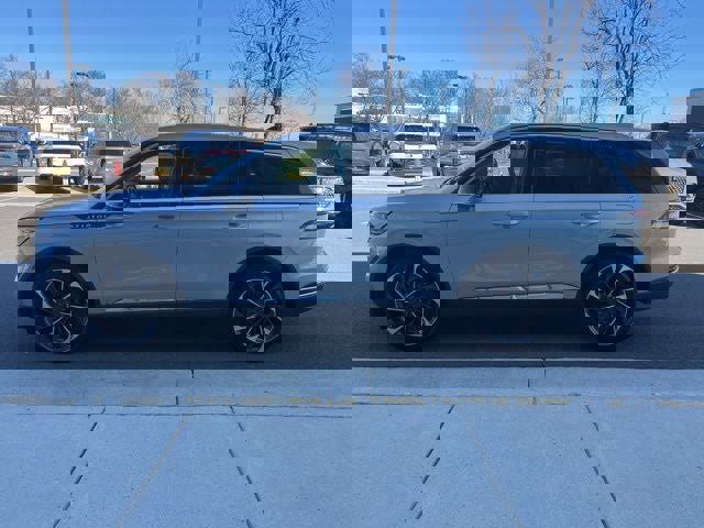 Used 2023 Lincoln Aviator Reserve w/ Equipment Group 201A image 4