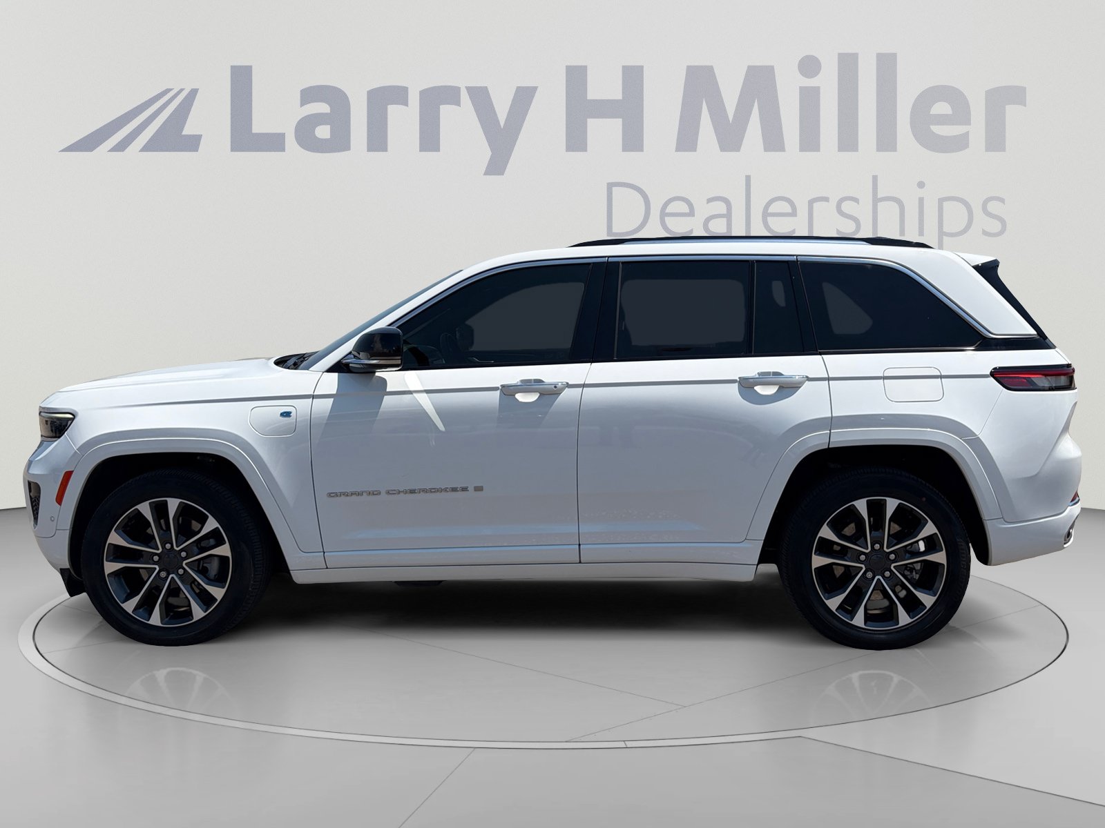Used 2023 Jeep Grand Cherokee Overland w/ Advanced Protech Group III AWD/4WD image 3