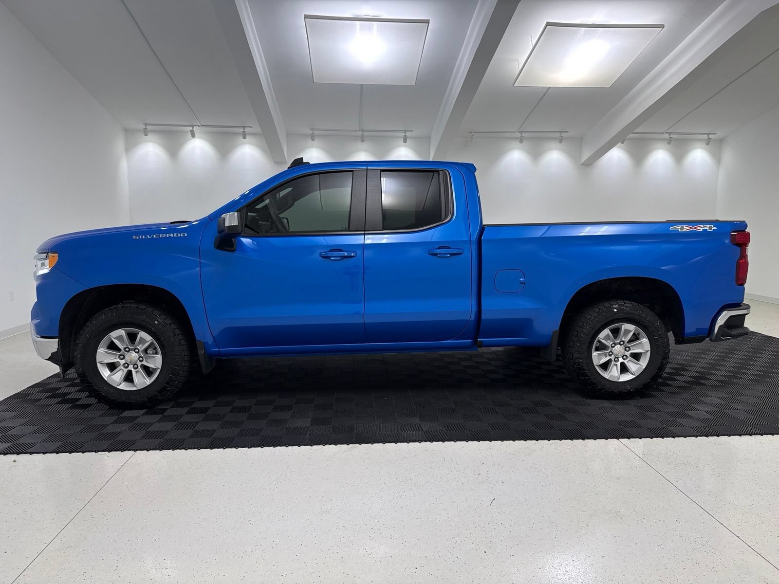 Used 2025 Chevrolet Silverado 1500 LT w/ Protection Package AWD/4WD image 4