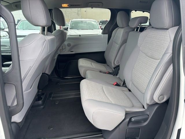 Used 2026 Toyota Sienna LE FWD image 18