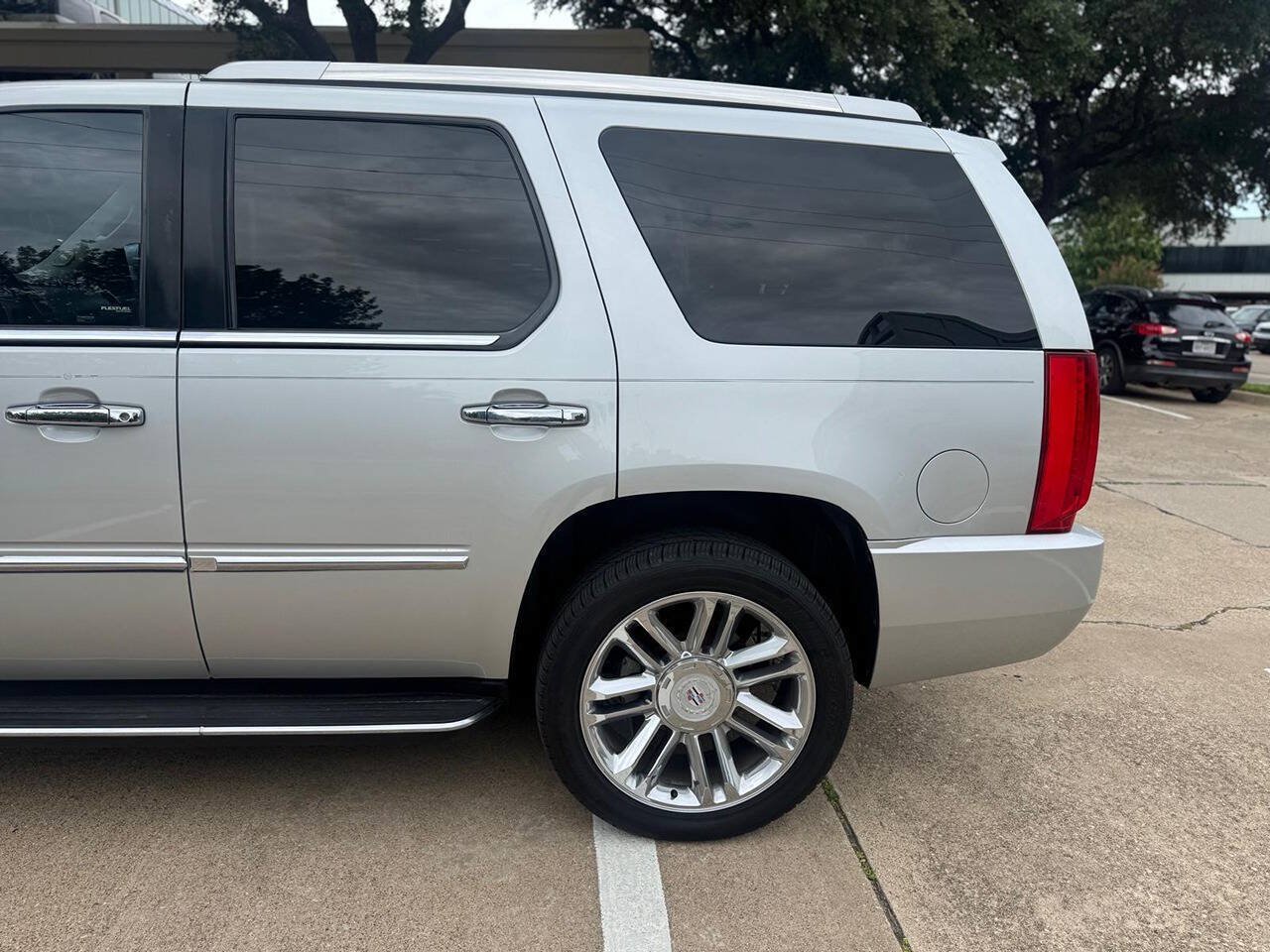 Used 2013 Cadillac Escalade Luxury RWD image 5