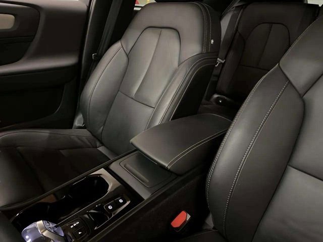 Used 2025 Volvo XC40 B5 Plus image 57