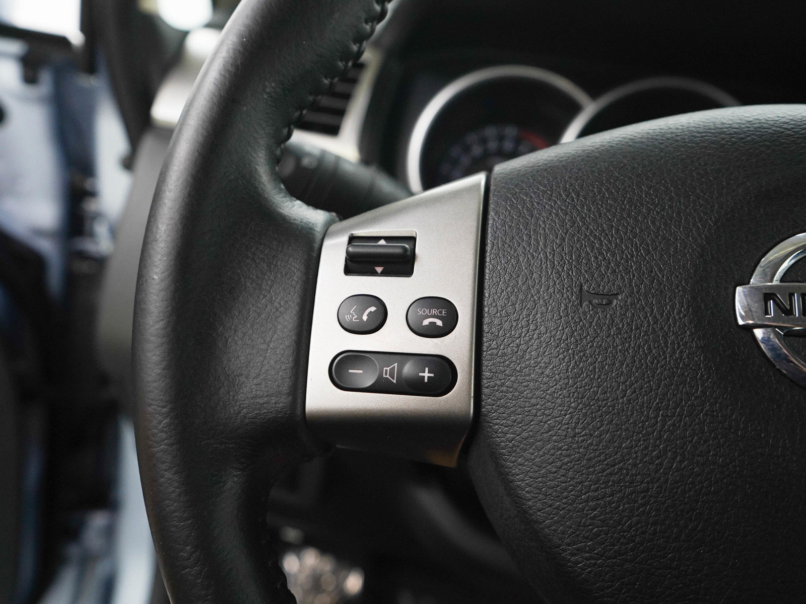 Used 2011 Nissan Versa Hatchback w/ Premium Pkg FWD image 22