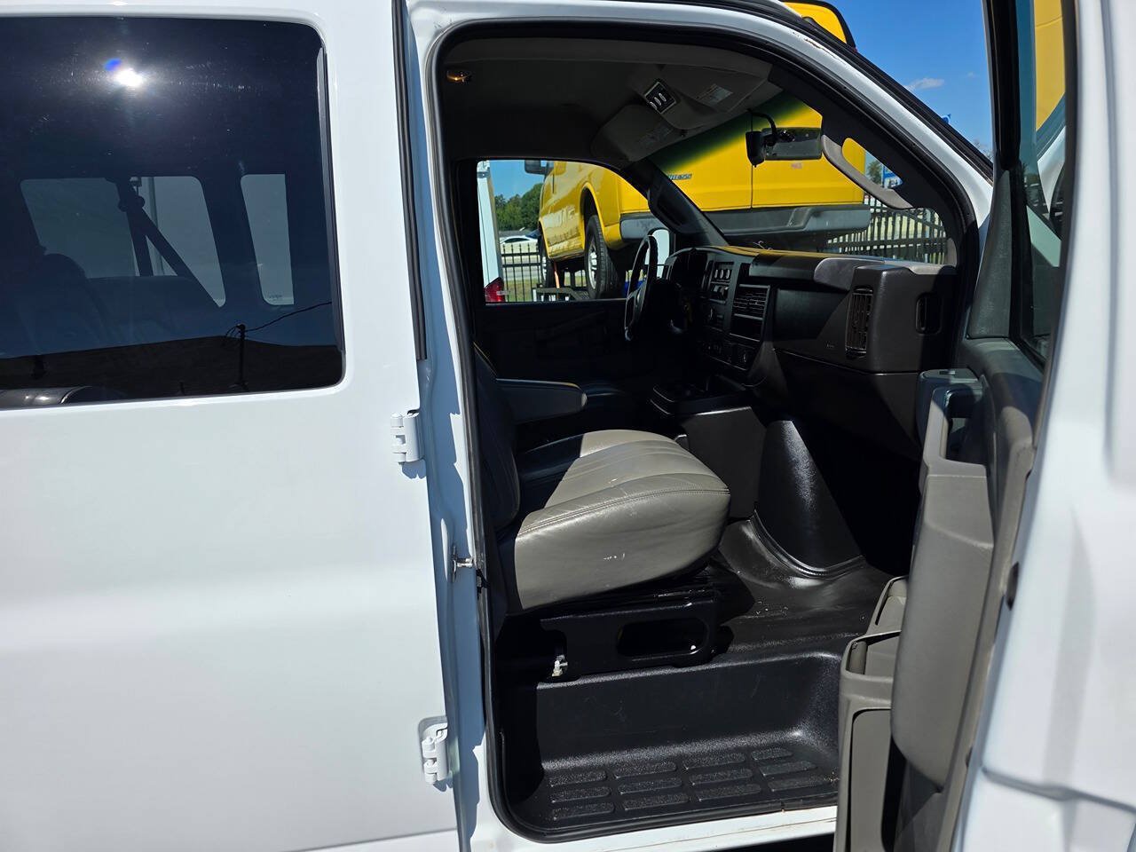 Used 2022 Chevrolet Express 3500 LS RWD image 18
