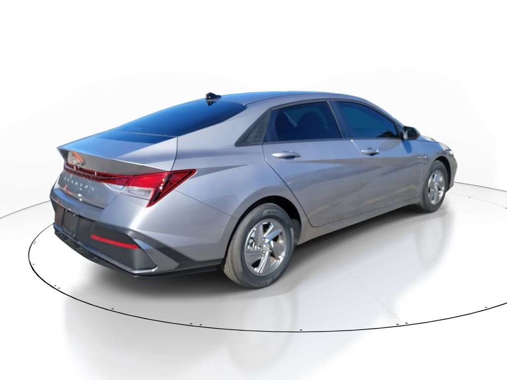 Used 2025 Hyundai Elantra SE image 4