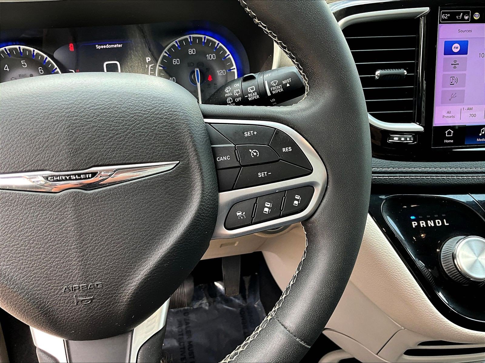 Used 2022 Chrysler Pacifica Touring-L FWD image 11
