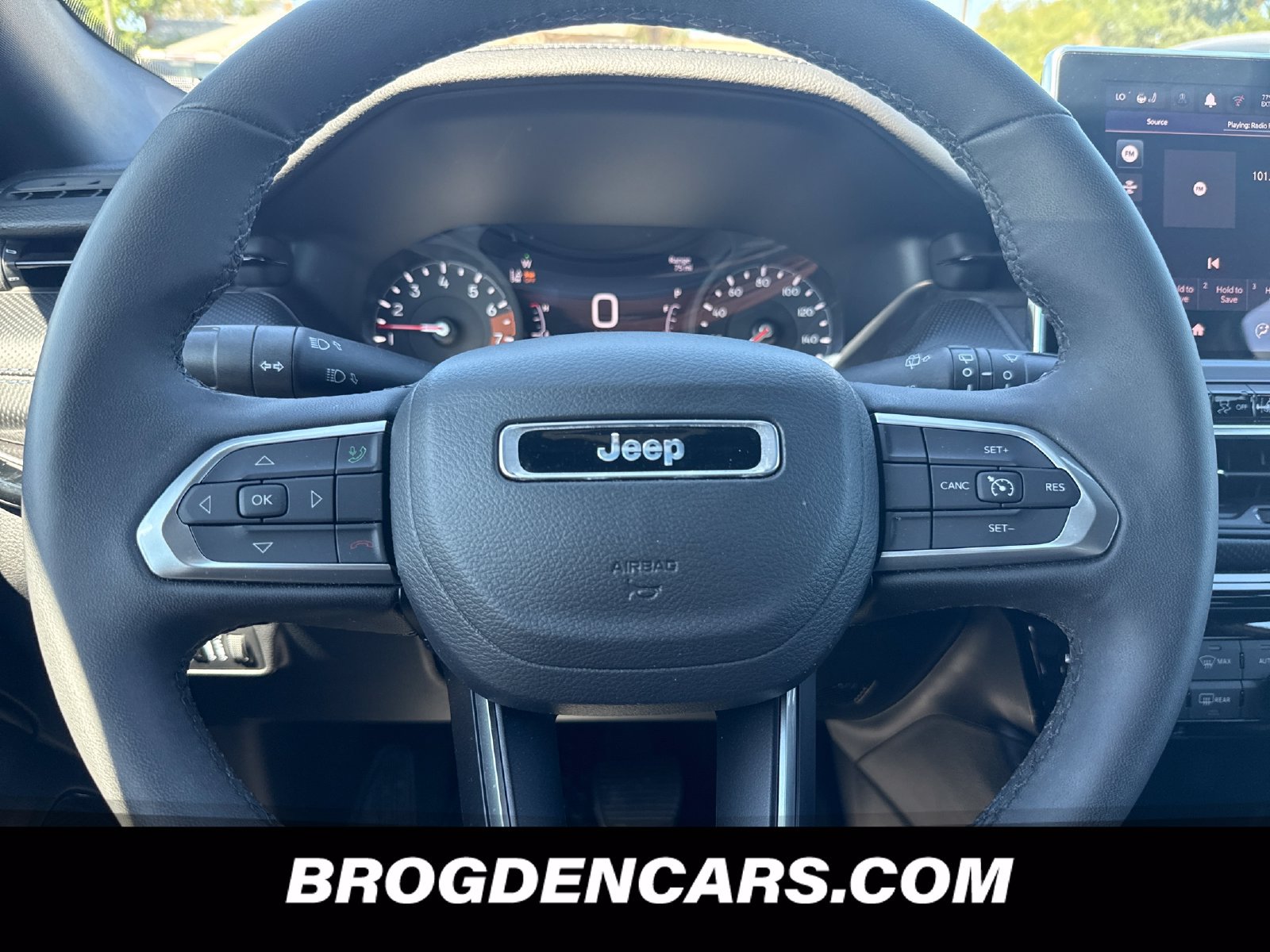 Used 2025 Jeep Compass Latitude w/ Convenience Group AWD/4WD image 4
