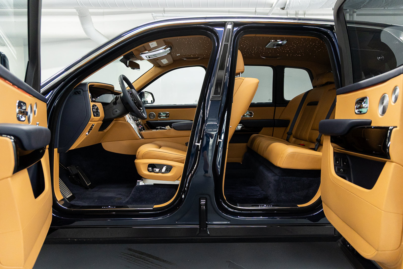 Certified 2025 Rolls-Royce Cullinan AWD/4WD image 29