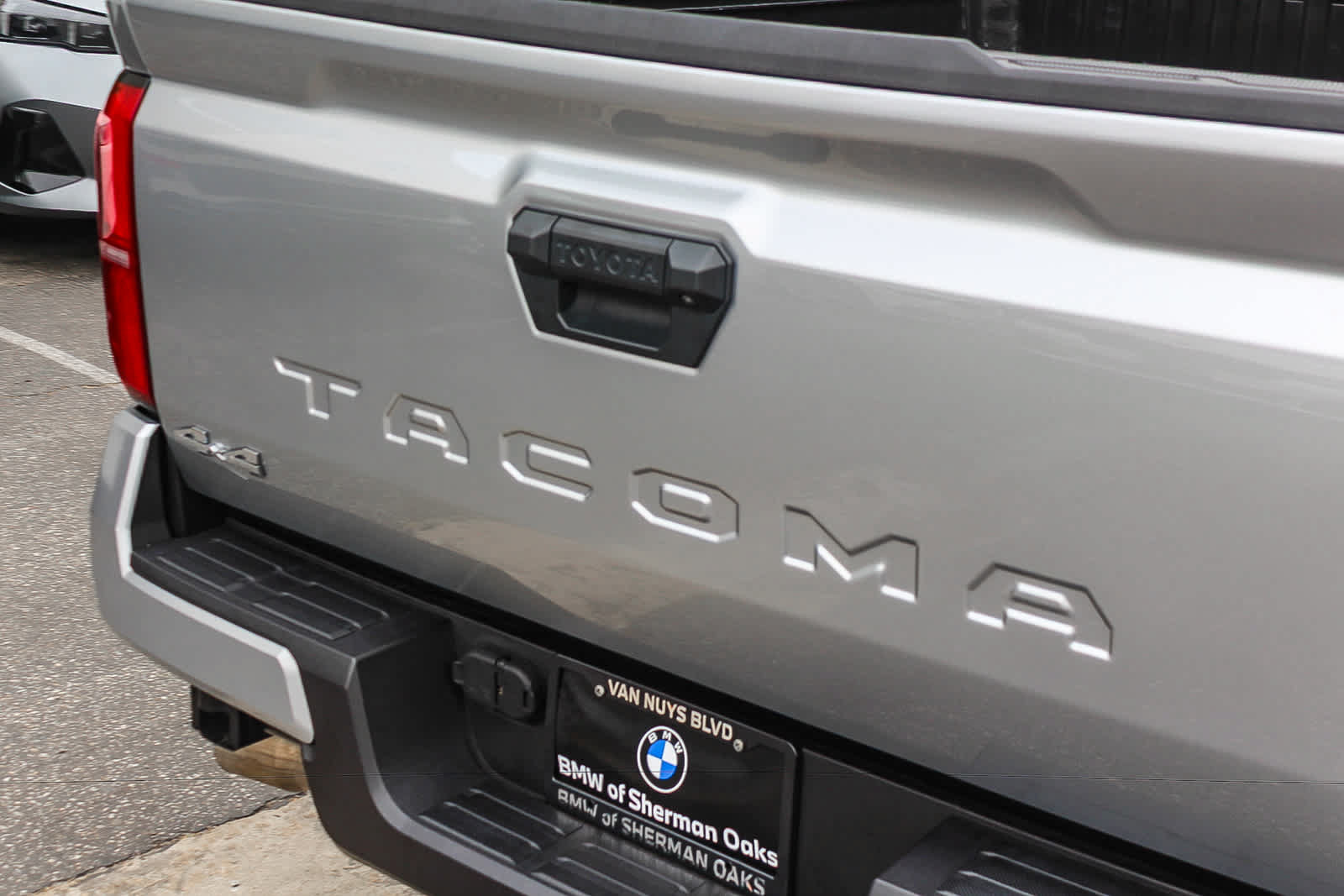 Used 2024 Toyota Tacoma SR5 AWD/4WD image 8