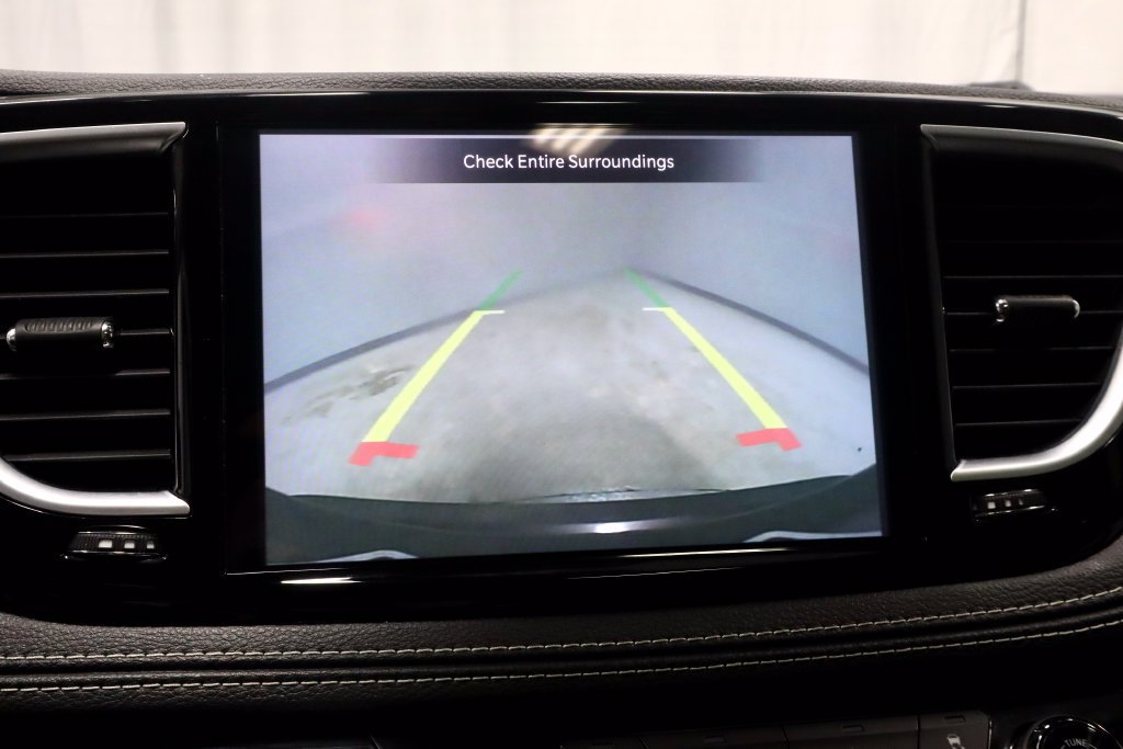 Used 2023 Chrysler Pacifica Limited FWD image 2