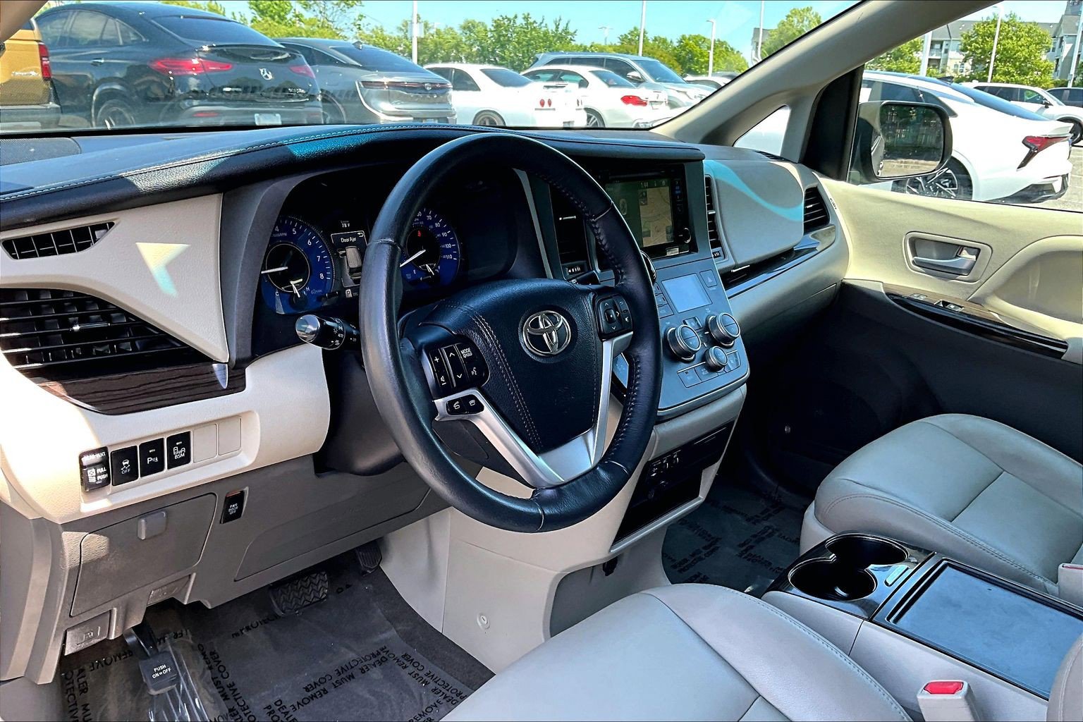 Used 2017 Toyota Sienna XLE FWD image 13