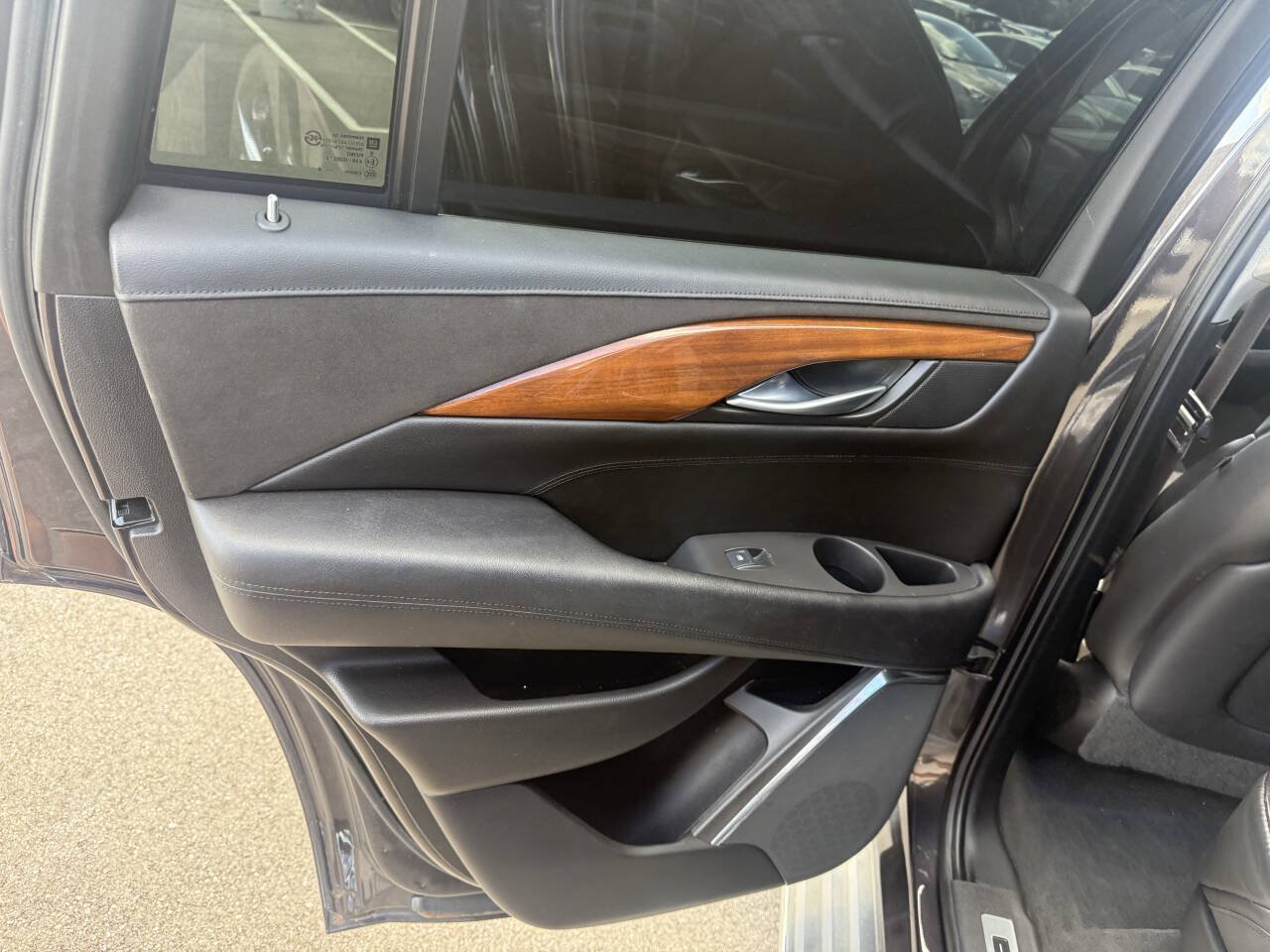 Used 2015 Cadillac Escalade Luxury AWD/4WD image 19