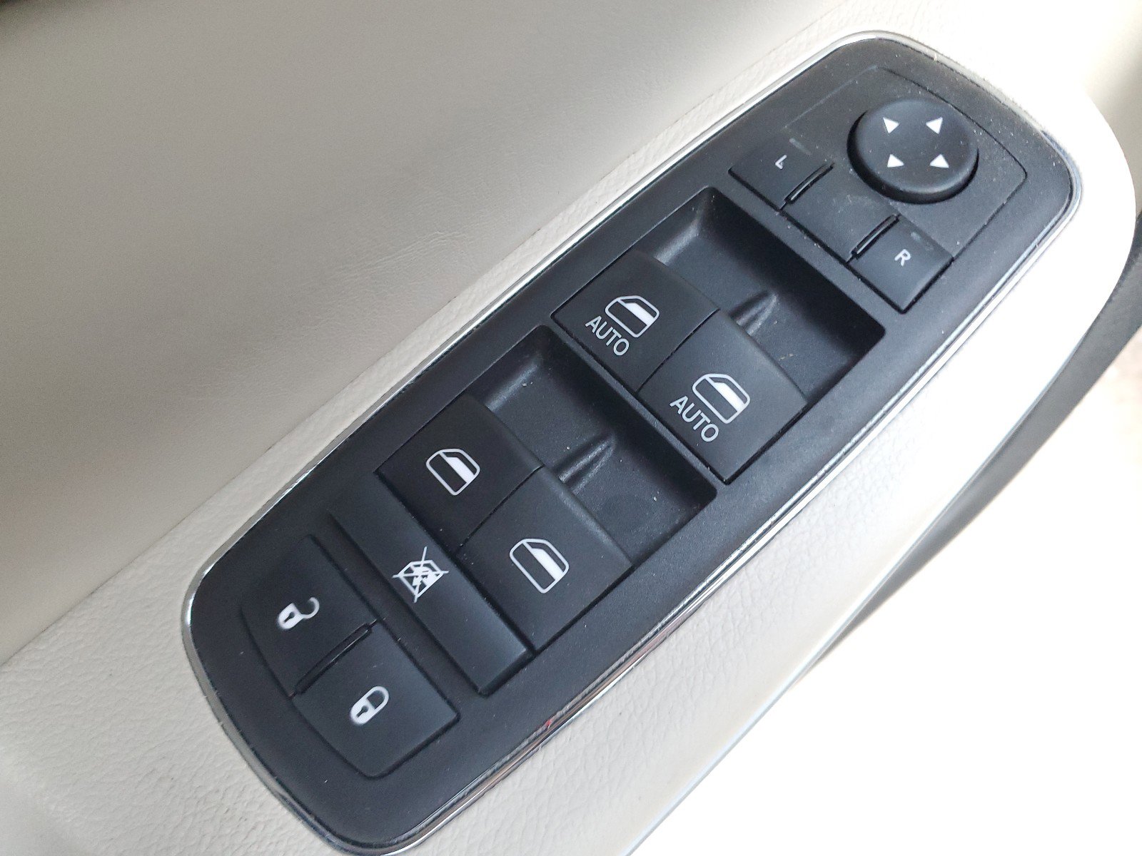 Certified 2023 Chrysler 300 Touring L w/ Popular Equipment Group image 17