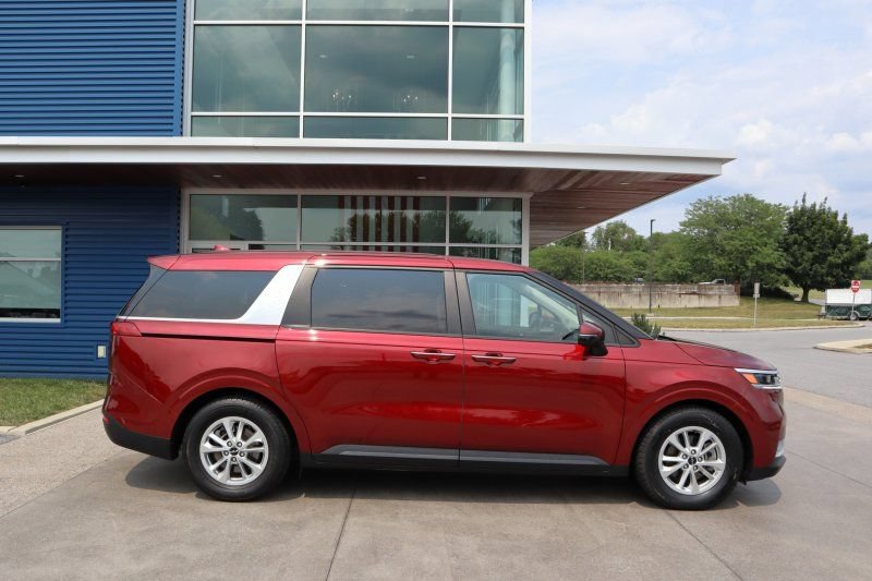 Used 2022 Kia Carnival LX FWD image 2