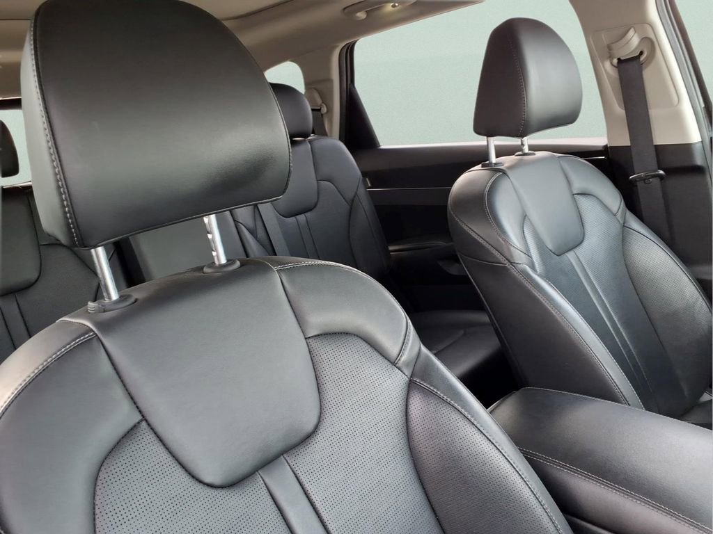 Used 2025 Kia Sorento S w/ Panoramic Sunroof Package FWD image 17