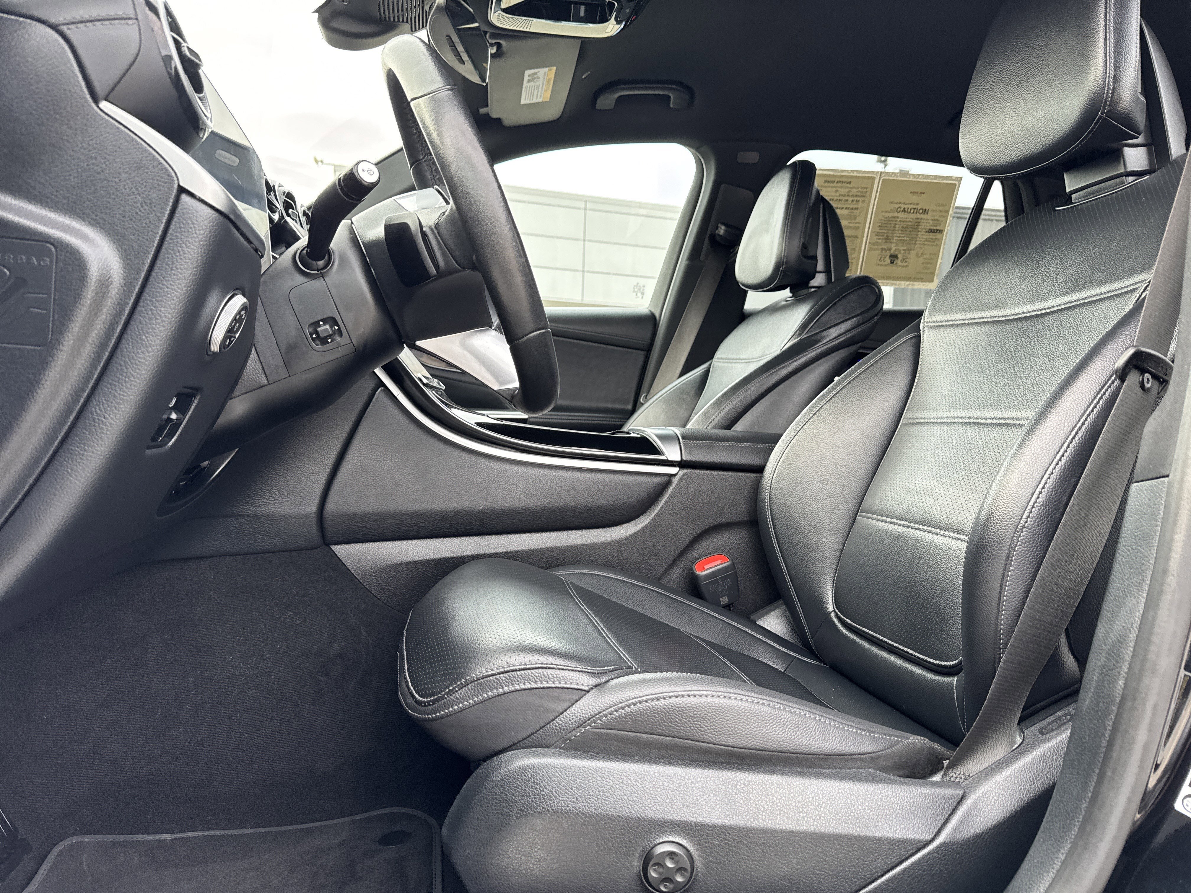 Used 2024 Mercedes-Benz GLC 300 image 27