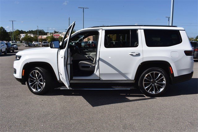 Used 2025 Jeep Wagoneer Series III w/ Premium Group I image 7