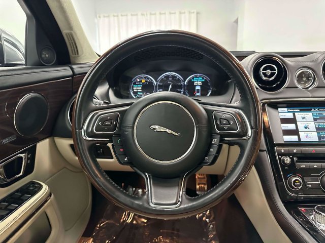 Used 2015 Jaguar XJ L Portfolio AWD/4WD image 33