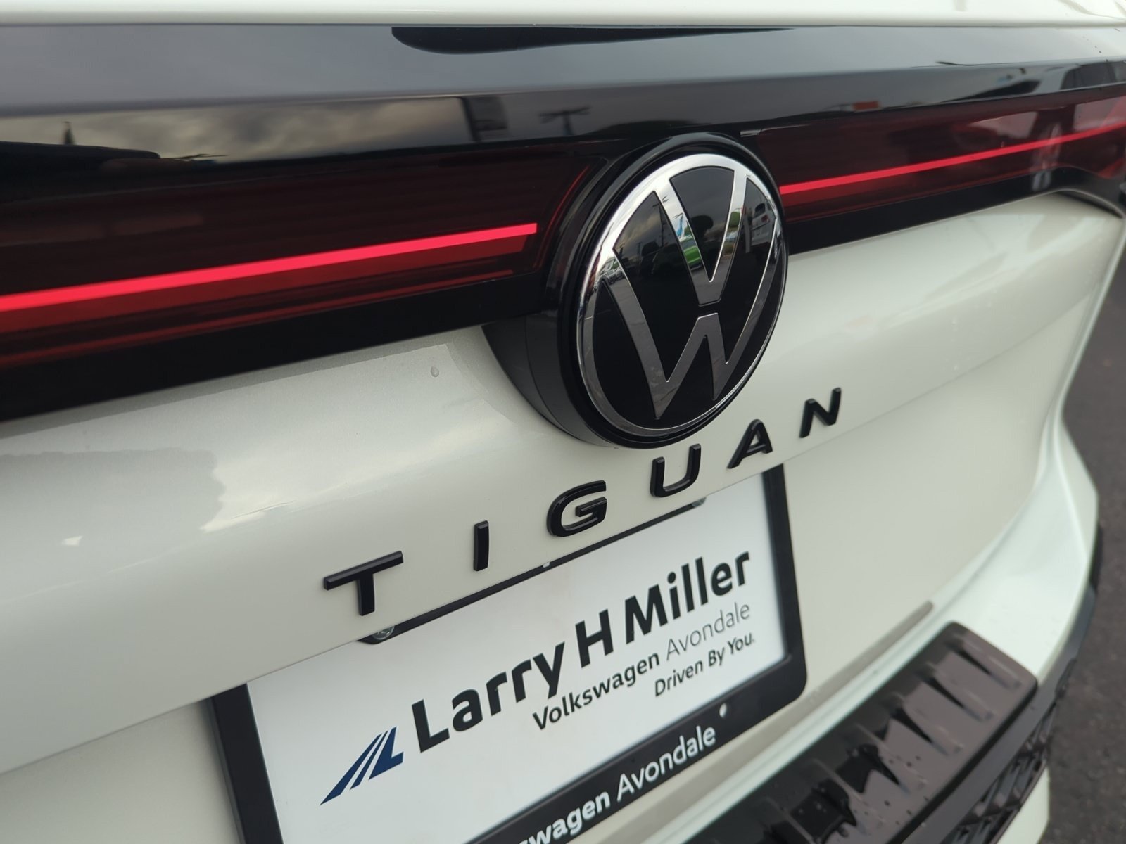 New 2026 Volkswagen Tiguan SE R-Line FWD image 23