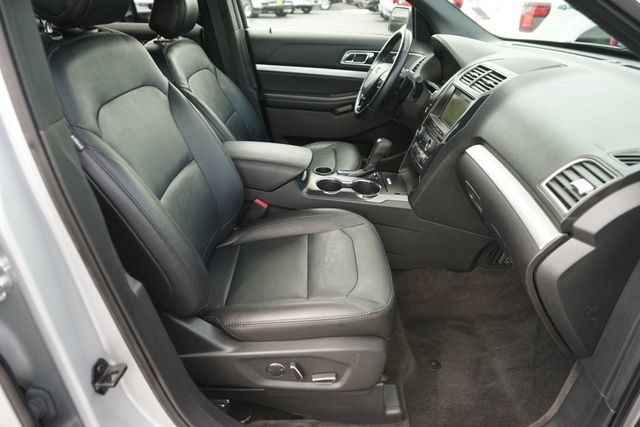 Used 2017 Ford Explorer XLT w/ Equipment Group 202A FWD image 20