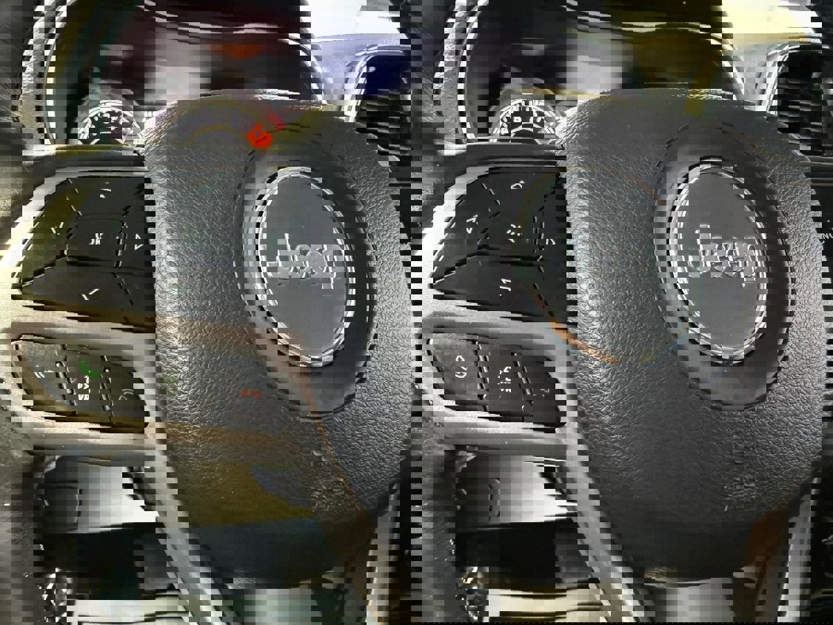 Used 2019 Jeep Cherokee Limited image 17