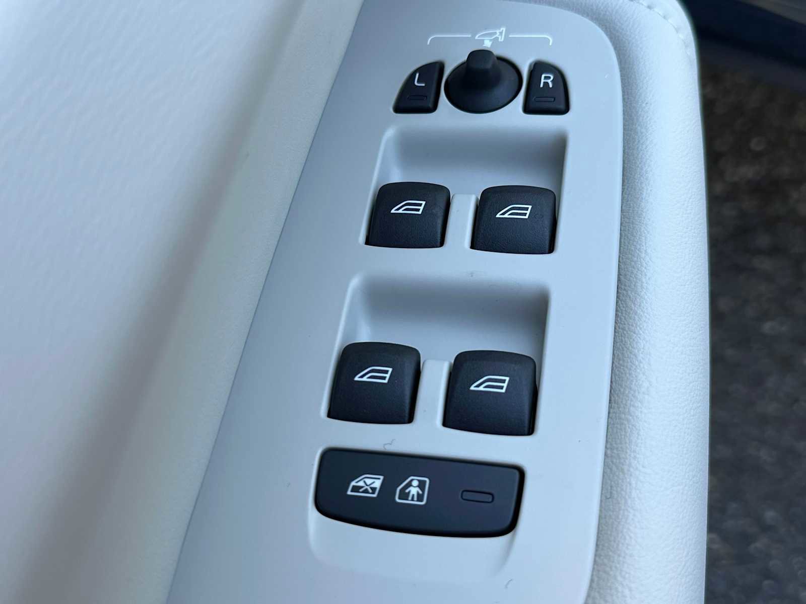 Used 2025 Volvo XC60 B5 Ultra w/ Protection Package Premier image 21