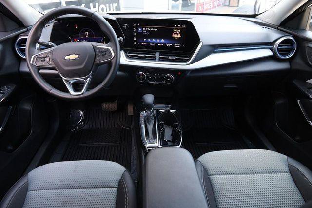 Used 2025 Chevrolet Trax LT w/ LT Convenience Package FWD image 21