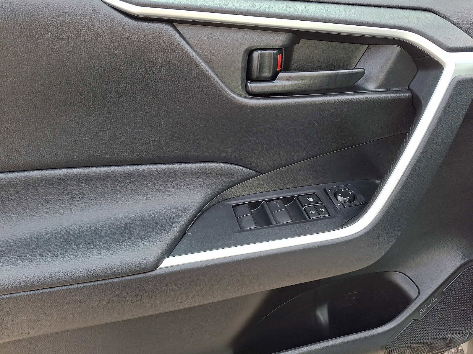 Used 2022 Toyota RAV4 LE image 10