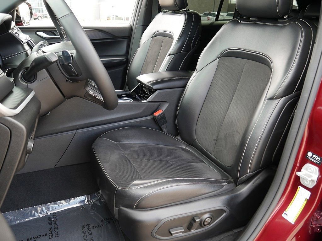 Used 2023 Jeep Grand Cherokee Altitude image 14