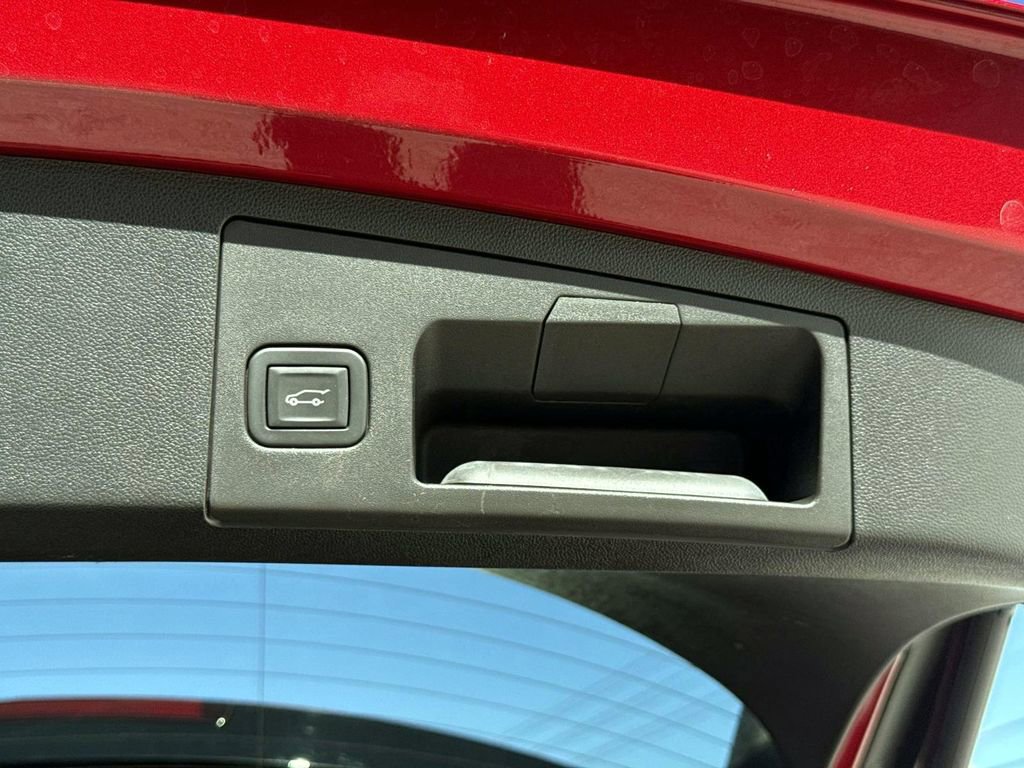 Used 2023 Cadillac XT4 Luxury w/ Cold Weather Package FWD image 39