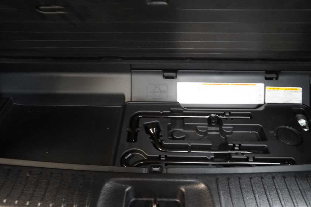 Used 2019 Toyota Highlander XLE AWD/4WD image 11