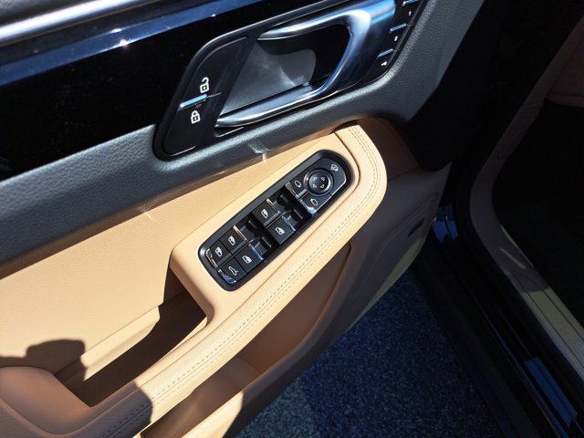 Used 2026 Porsche Macan image 25