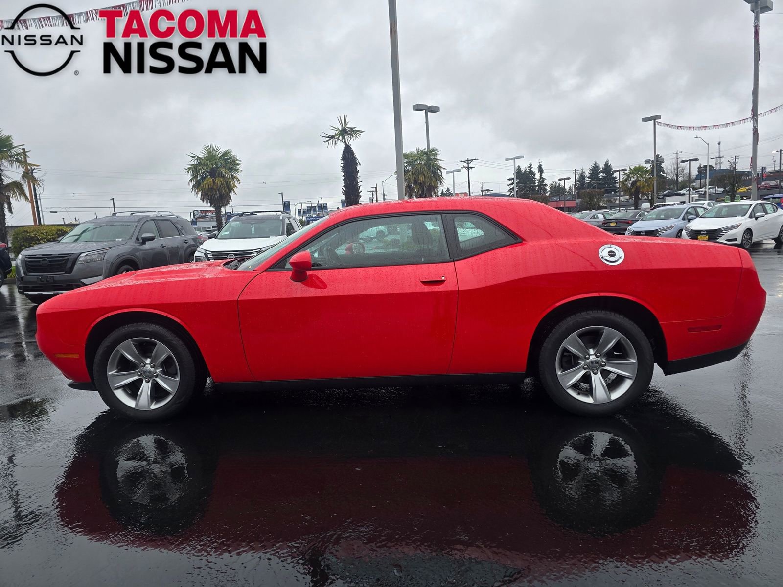 Used 2015 Dodge Challenger SXT image 2