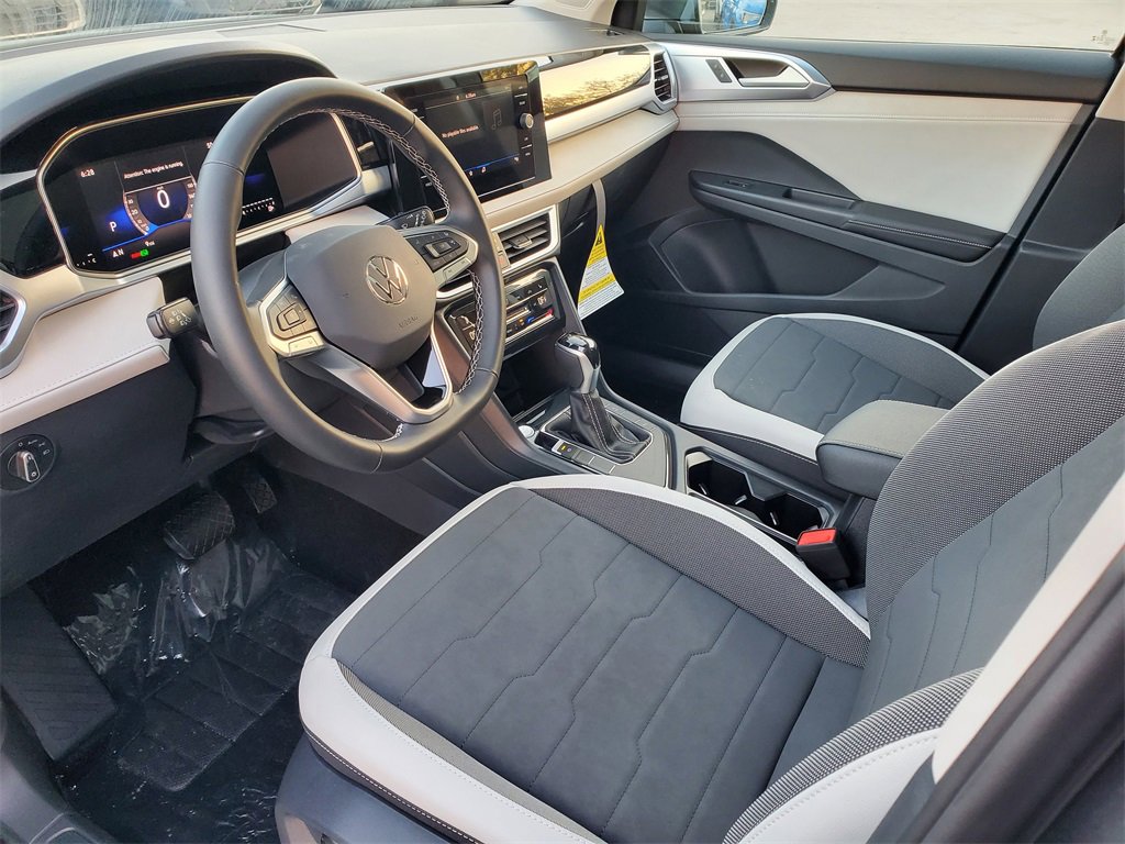 Certified 2025 Volkswagen Taos SE w/ Panoramic Sunroof Package image 8