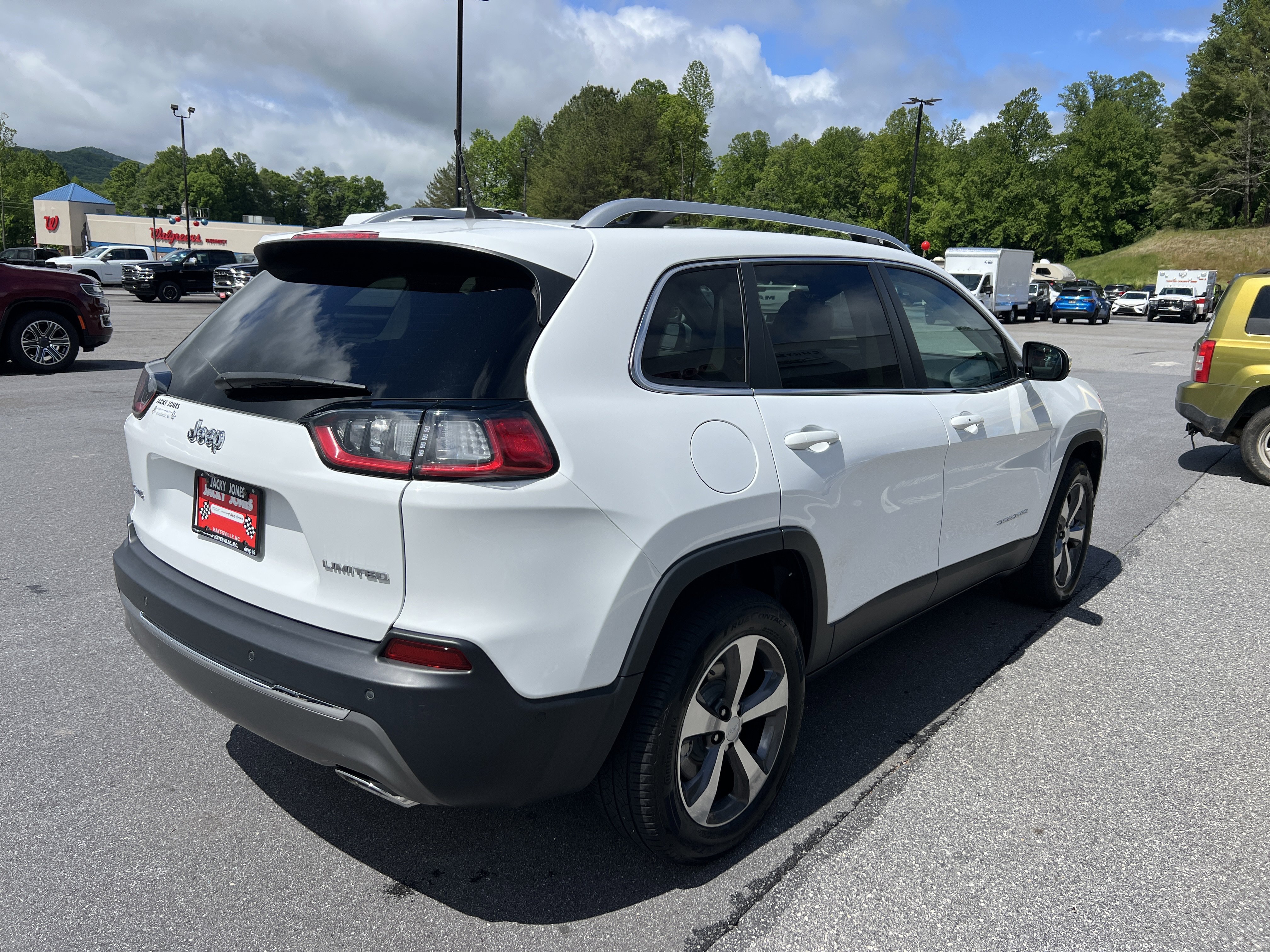 Used 2020 Jeep Cherokee Limited w/ Technology Group AWD/4WD image 3