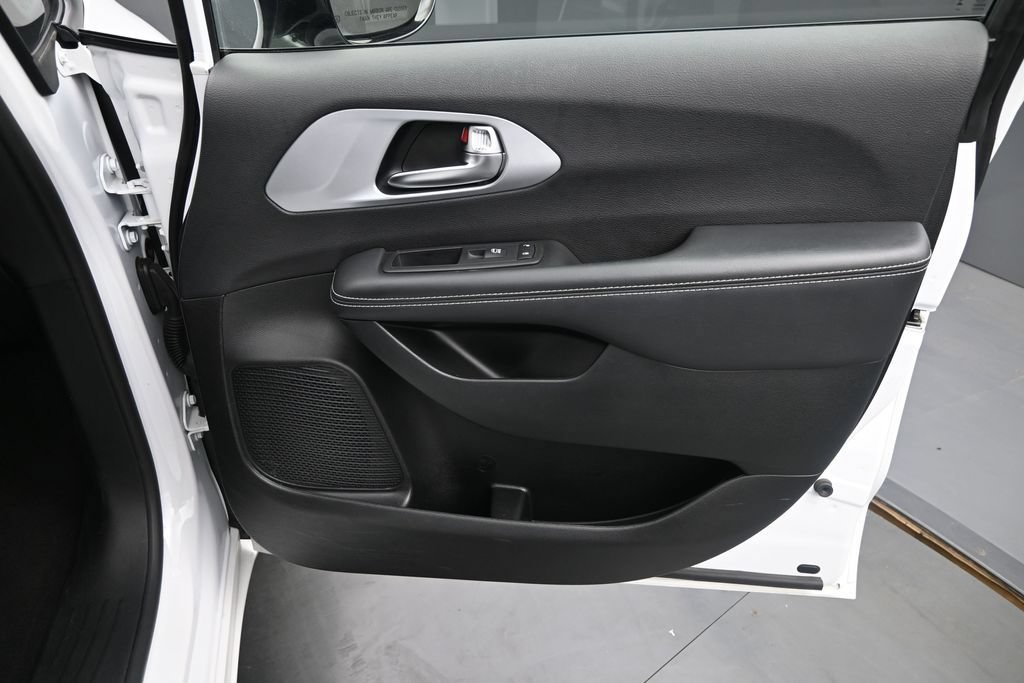 Used 2025 Chrysler Pacifica Limited FWD image 26