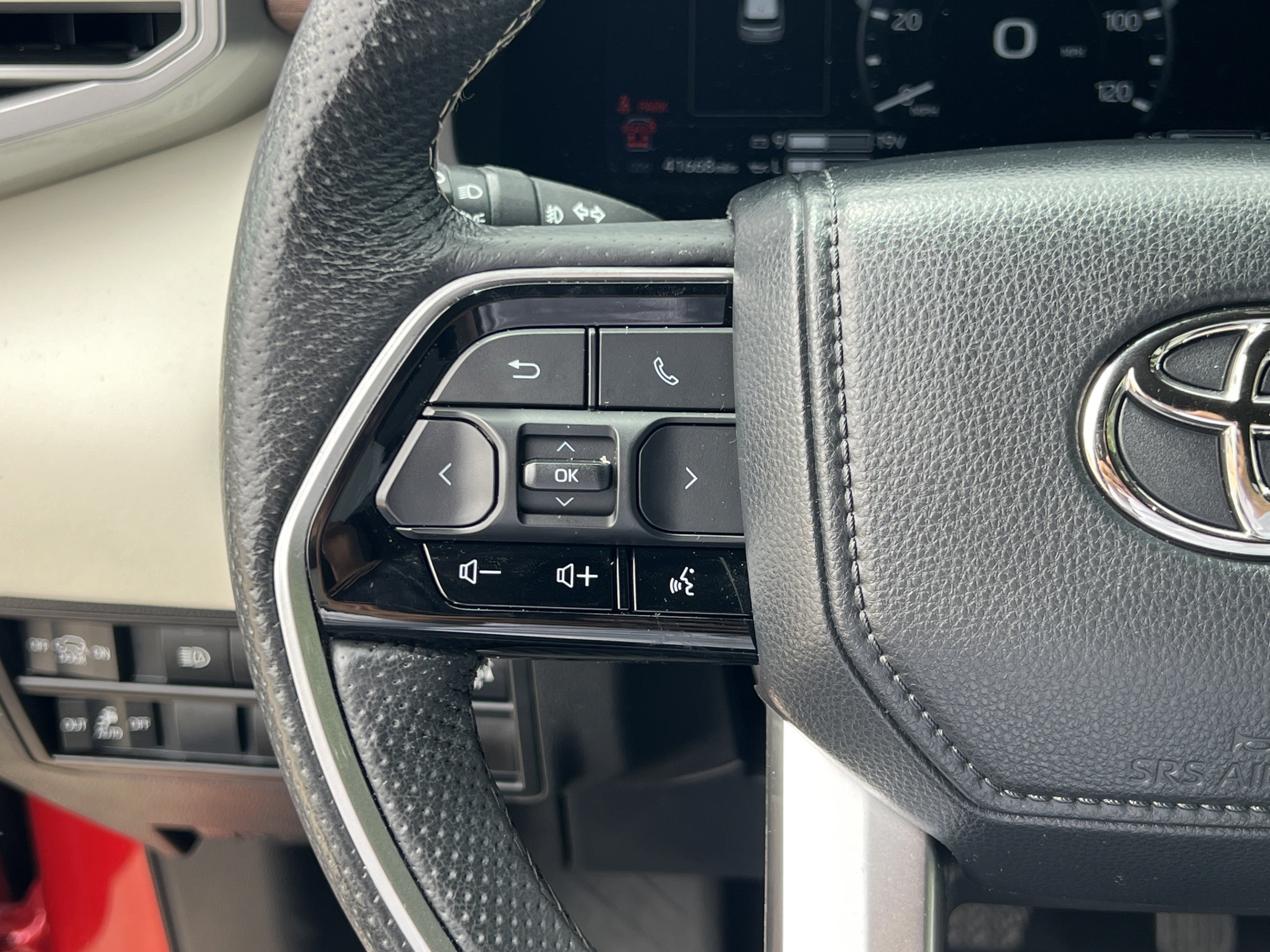 Used 2023 Toyota Sequoia Capstone RWD image 11