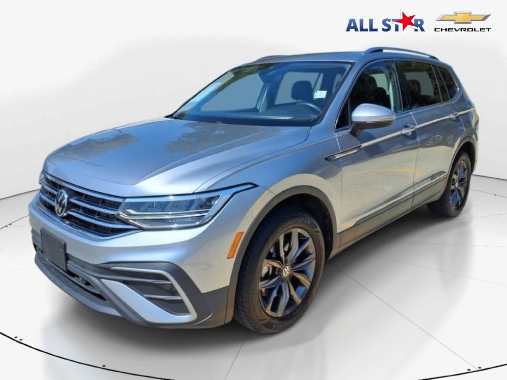 Used 2023 Volkswagen Tiguan SE w/ Panoramic Sunroof Package FWD image 3