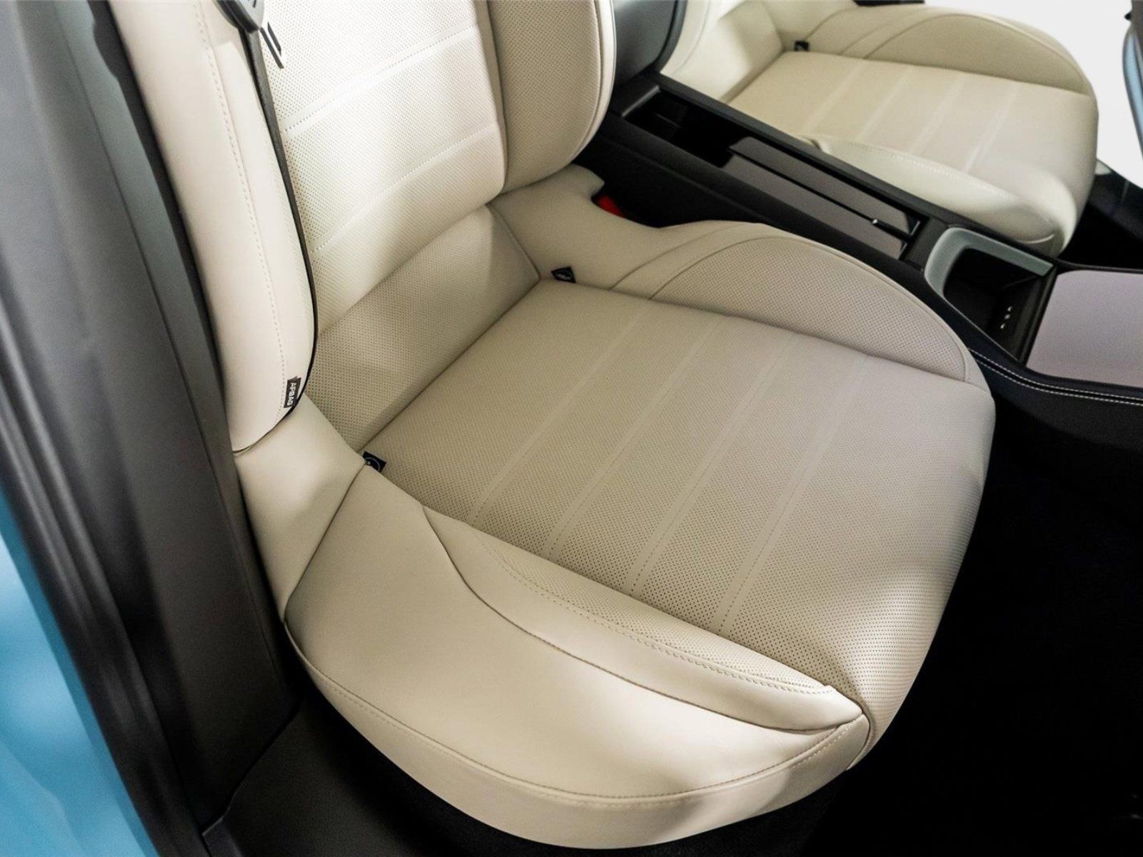 Used 2025 Porsche Panamera 4 w/ Premium Package image 32