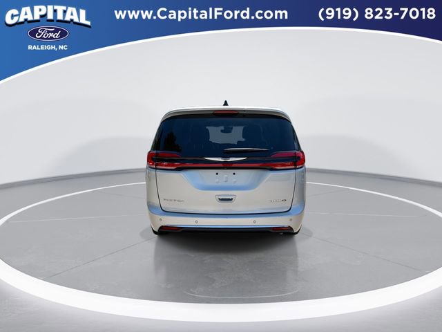 Used 2024 Chrysler Pacifica Touring-L FWD image 6