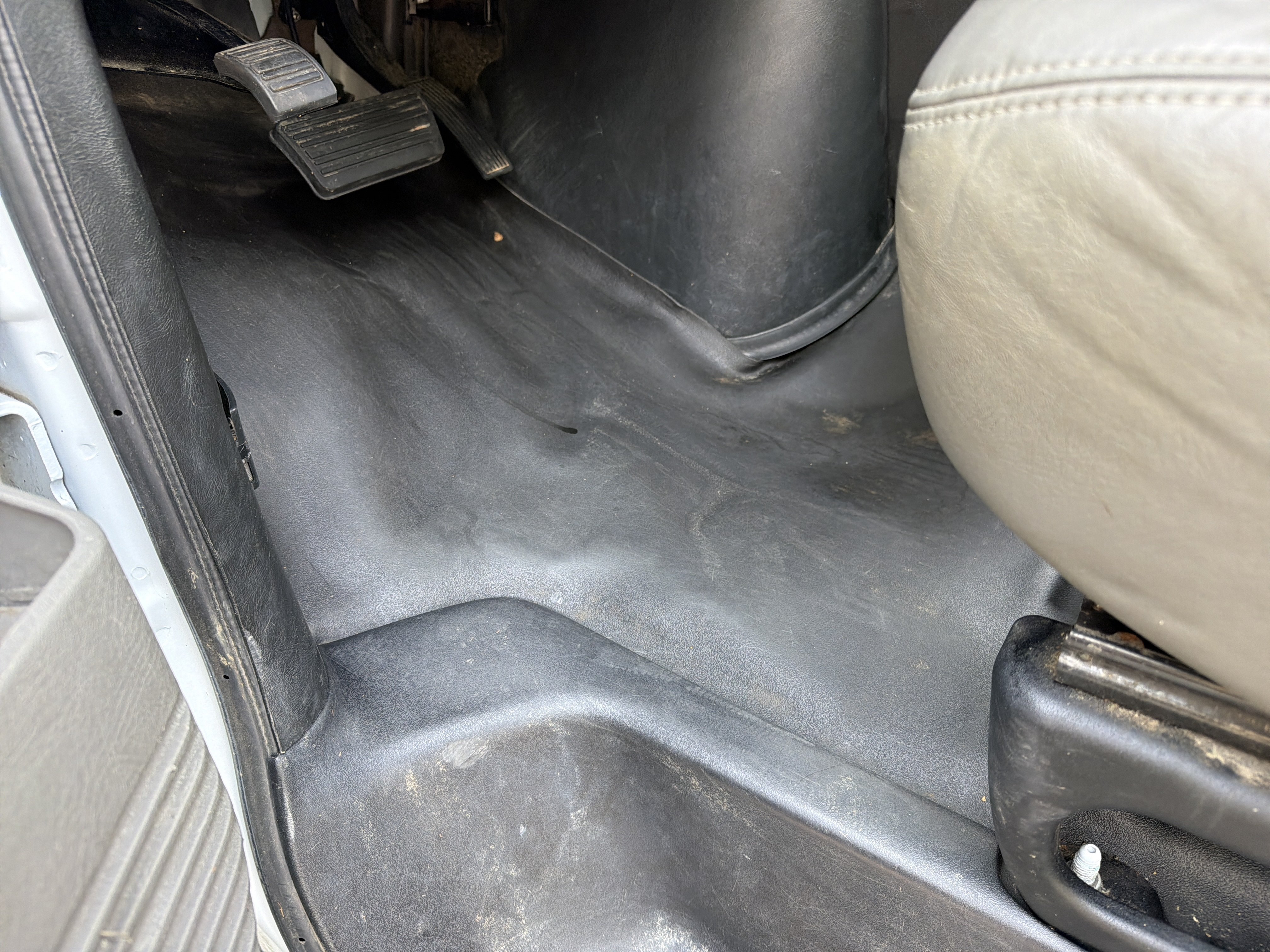 Used 2018 Chevrolet Express 2500 Extended RWD image 17
