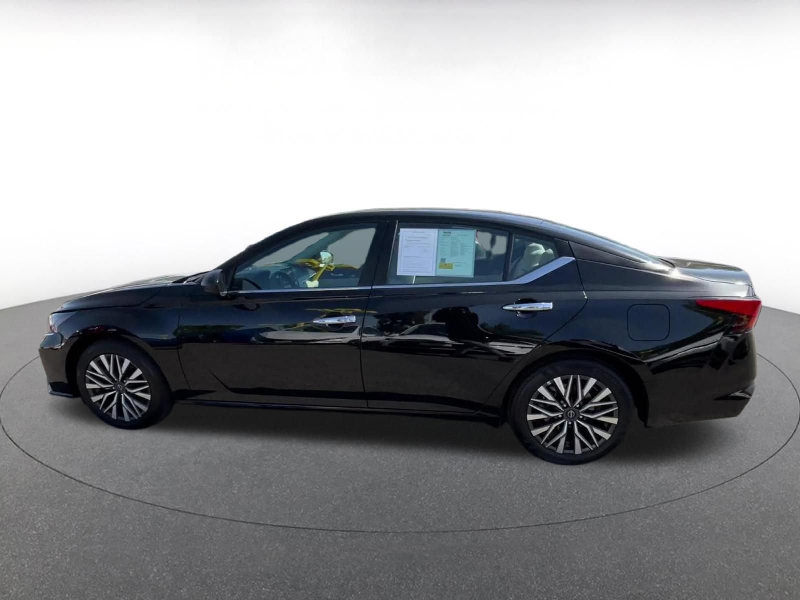 Used 2025 Nissan Altima 2.5 SV FWD image 8