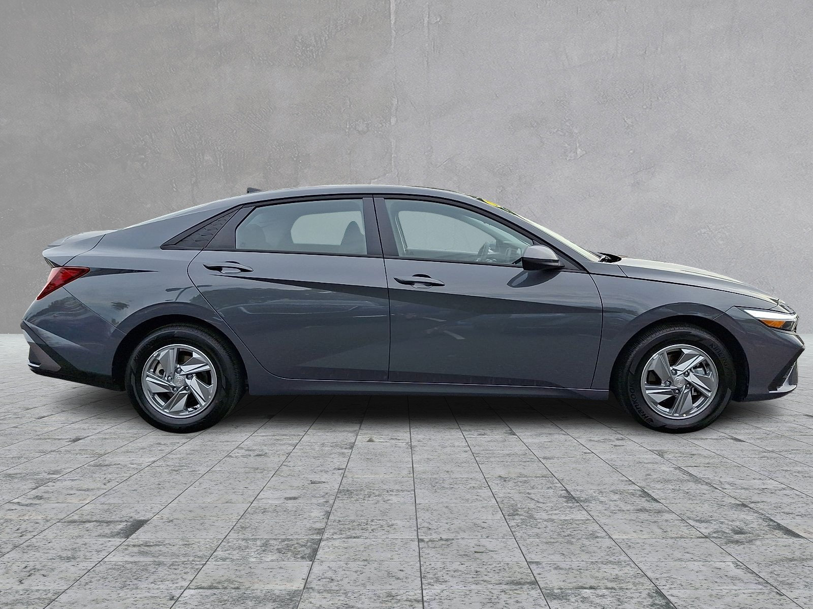Used 2026 Hyundai Elantra SE FWD image 4