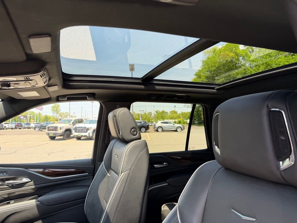 Used 2024 Cadillac Escalade Premium Luxury AWD/4WD image 18