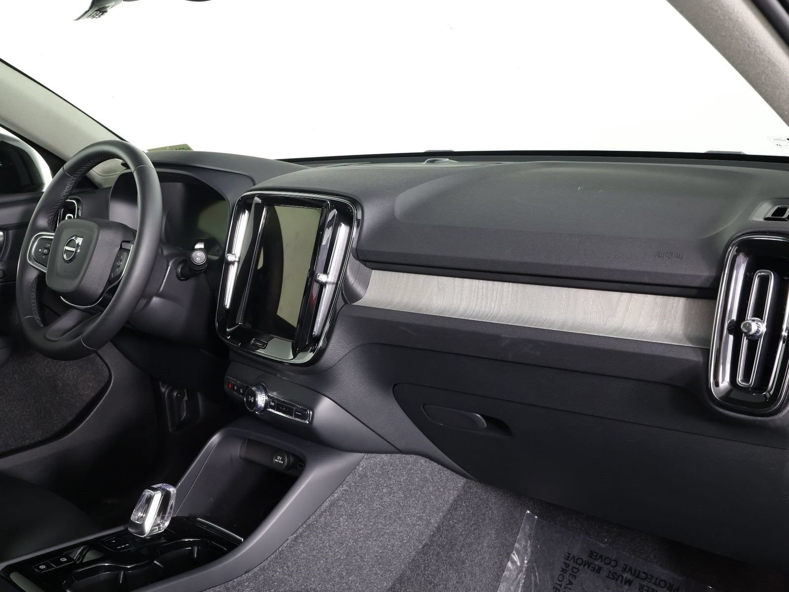 Certified 2025 Volvo XC40 B5 Plus AWD/4WD image 22