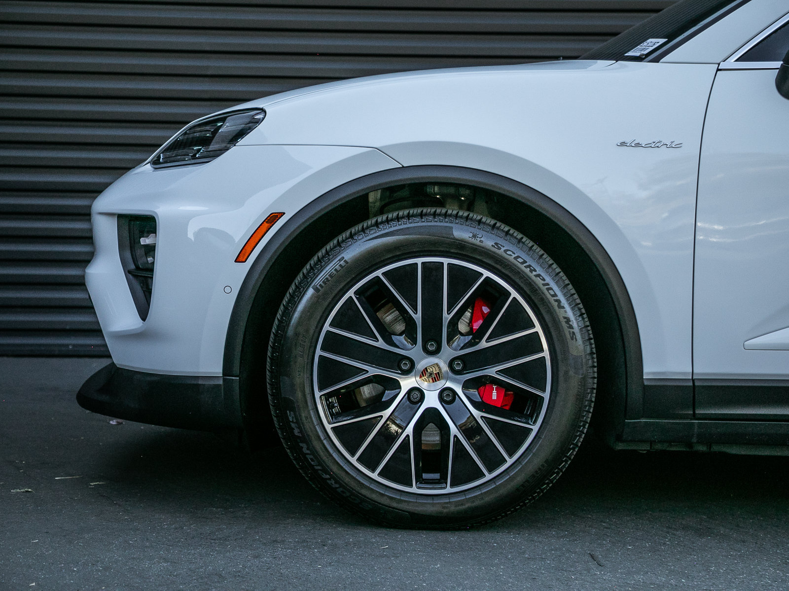 Certified 2025 Porsche Macan 4S Electric AWD/4WD image 16