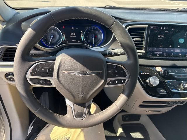 Used 2023 Chrysler Pacifica Touring-L FWD image 27