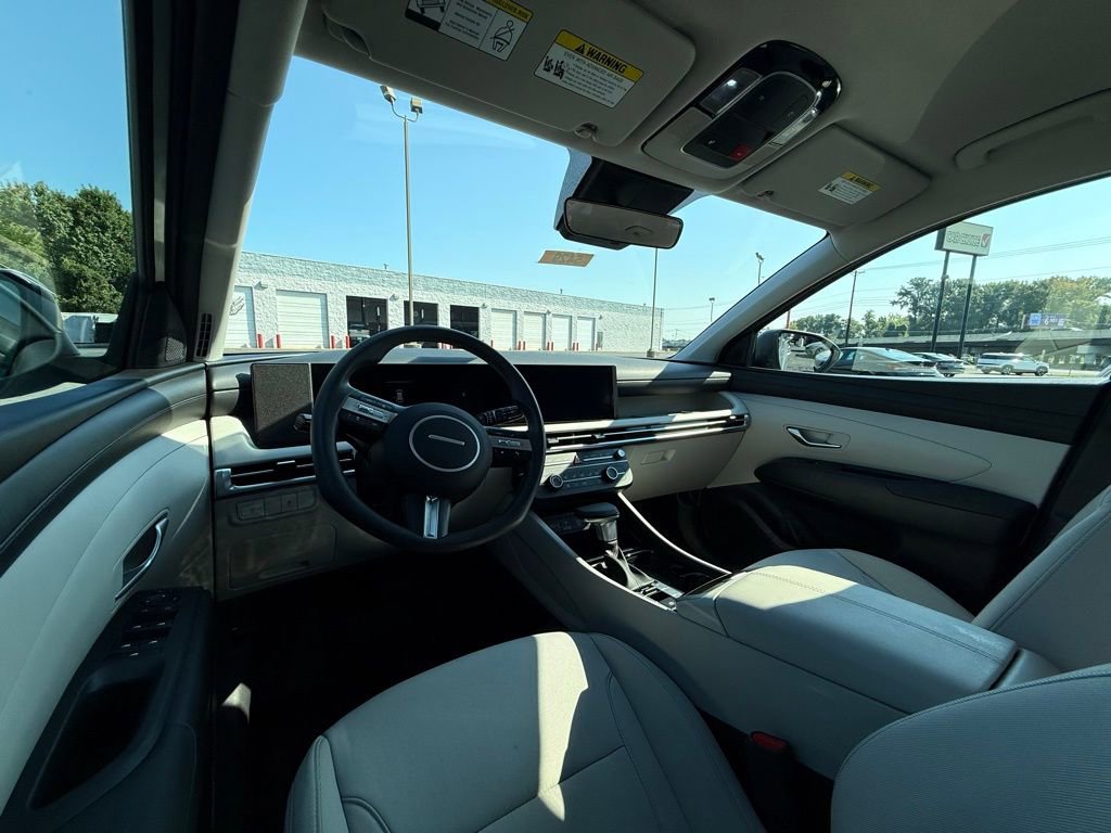 Used 2025 Hyundai Tucson SE image 35